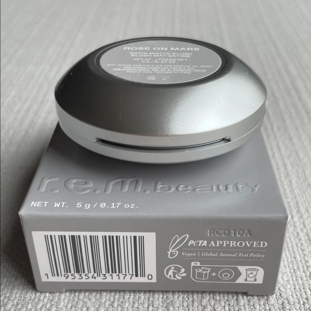 r.e.m. beauty Hypernova Satin Matte Blush - Rose On Mars